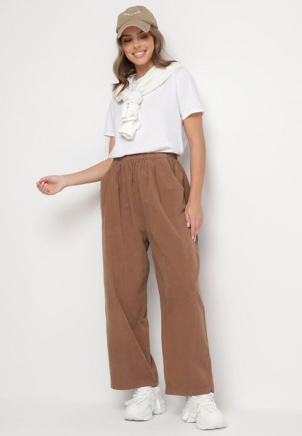 Born2be - Brązowe Szerokie Spodnie z Bawełny z Wysokim Stanem Florili. Okazja: na co dzień. Stan: podwyższony. Kolor: brązowy. Materiał: bawełna. Sezon: wiosna, lato. Styl: casual, elegancki, klasyczny