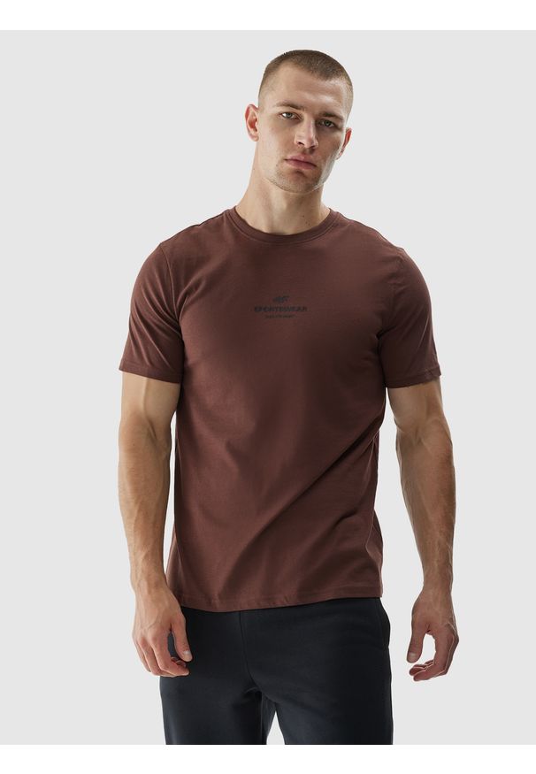 4f - 4F T-shirt regular z nadrukiem męski - brązowy S. Okazja: na co dzień. Kolor: brązowy. Materiał: bawełna, jersey, dzianina. Długość rękawa: krótki rękaw. Długość: krótkie. Wzór: nadruk. Styl: sportowy, klasyczny, casual