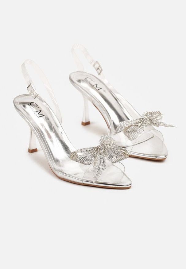 Born2be - Srebrne Transparentne Sandały na Klepsydrowym Obcasie Zdobione Kokardą z Cyrkoniami Nialetha. Zapięcie: sprzączka. Kolor: srebrny. Materiał: jeans. Wzór: aplikacja. Obcas: na obcasie. Styl: wizytowy. Wysokość obcasa: średni