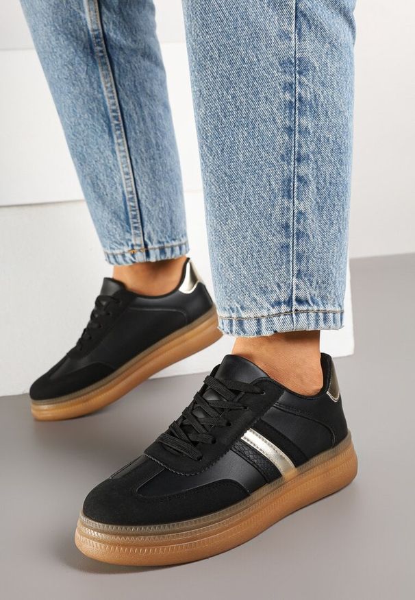 Born2be - Czarne Sneakersy Tenisówki z Metalicznym Paskiem Hanalie. Okazja: na co dzień. Zapięcie: pasek. Kolor: czarny. Materiał: jeans. Wzór: aplikacja. Obcas: na obcasie. Wysokość obcasa: niski
