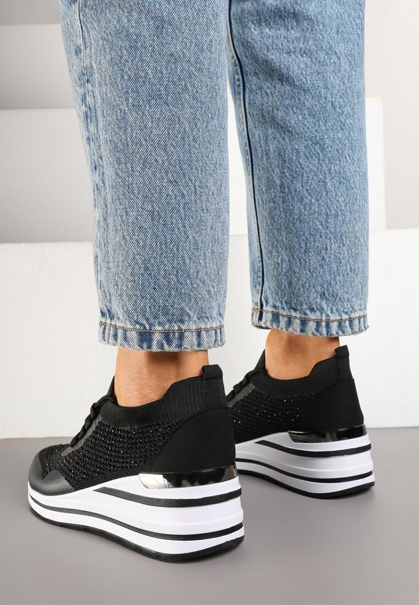 Renee - Czarne Sneakersy na Koturnie Ozdobione Metaliczną Aplikacją i Cyrkoniami Fasilna. Okazja: na co dzień, na spacer. Kolor: czarny. Wzór: aplikacja. Sezon: lato. Obcas: na koturnie. Sport: turystyka piesza