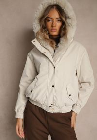Renee - Jasnobeżowa Kurtka o Kroju Bomberki z Kapturem i Futerkiem Rafenea. Okazja: na co dzień. Typ kołnierza: kaptur. Kolor: beżowy. Materiał: futro. Styl: casual, klasyczny #5