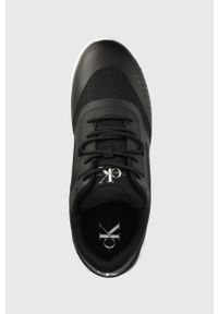 Calvin Klein Jeans sneakersy kolor czarny. Nosek buta: okrągły. Zapięcie: sznurówki. Kolor: czarny. Materiał: guma, materiał