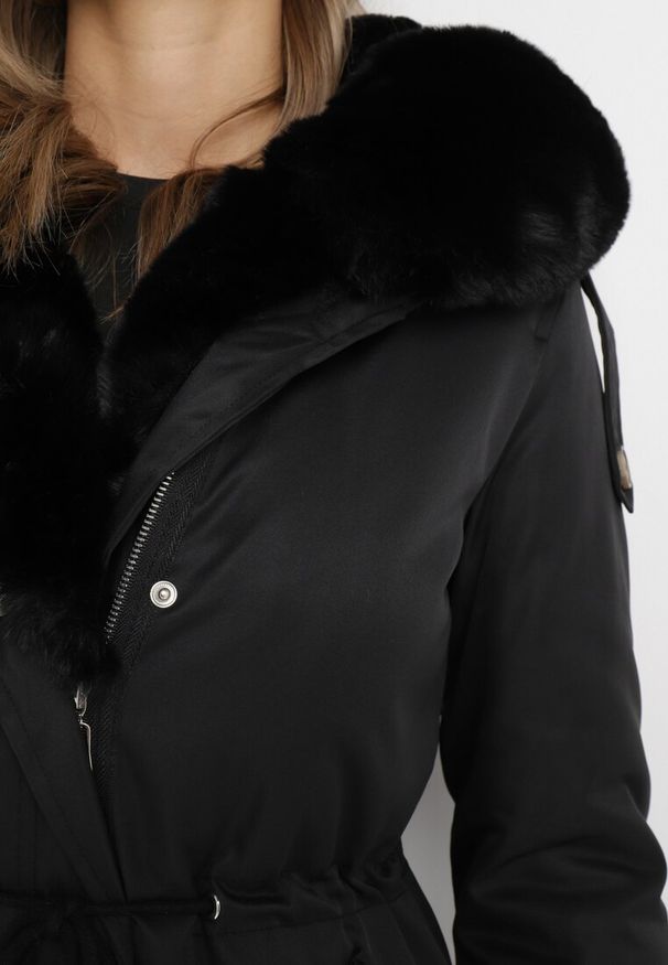 Born2be - Czarna Nylonowa Kurtka Parka Płaszcz Ozdobiona Futerkiem Faelana. Kolor: czarny. Materiał: futro, nylon. Wzór: aplikacja