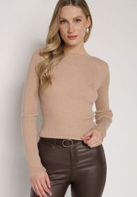 Born2be - Beżowy Sweter z Wiskozą i Metaliczną Nitką Lillanova. Okazja: na co dzień. Kolor: beżowy. Materiał: wiskoza. Długość rękawa: długi rękaw. Długość: długie. Styl: casual