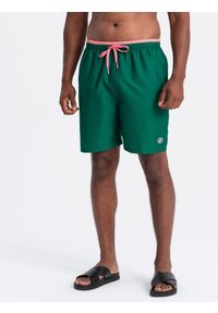 Ombre Clothing - Męskie spodenki kąpielówki z dwukolorowym ściągaczem – ciemnozielone V3. Okazja: na plażę. Kolor: zielony. Materiał: poliester, materiał. Wzór: haft, jednolity. Sezon: lato #5