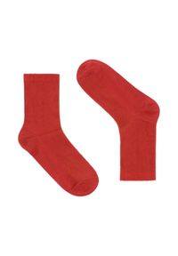 Ochnik - Długie czerwone skarpety damskie. Kolor: czerwony. Materiał: tkanina, poliester, prążkowany, elastan