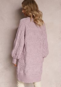 Renee - Jasnofioletowy Długi Sweter Oversize z Wypukłym Splotem All Over Somet. Kolor: fioletowy. Długość: długie. Wzór: ze splotem. Sezon: jesień, zima #3