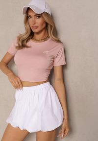 Renee - Jasnoróżowy T-shirt Crop Top z Ozdobną Literką Kolesira. Okazja: na co dzień. Kolor: różowy. Materiał: jeans. Styl: sportowy, casual, elegancki, klasyczny #1