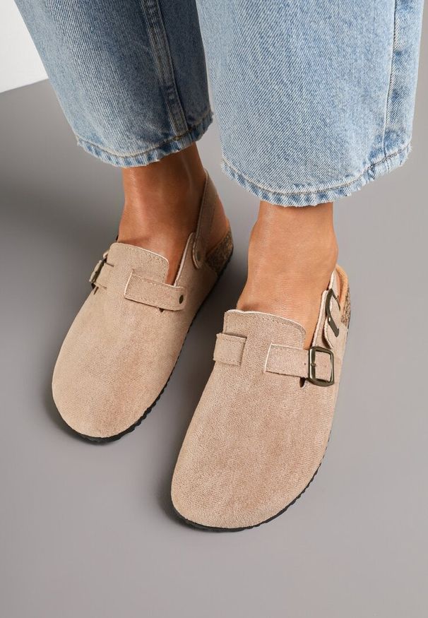 Renee - Ciemnobeżowe Klapki z Ekozamszu w Stylu Chodaków z Paskiem przy Pięcie Gonarith. Okazja: na co dzień. Kolor: beżowy. Materiał: koronka. Wzór: aplikacja. Obcas: na płaskiej podeszwie. Styl: casual, elegancki