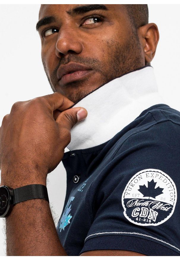 bonprix - Koszulka polo z dżerseju z krótkim rękawem. Typ kołnierza: polo. Kolor: niebieski. Materiał: jersey. Długość rękawa: krótki rękaw. Długość: krótkie. Wzór: nadruk