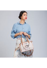 Beżowa Torebka Anekke Modny Kuferek Damski Premium. Kolor: beżowy. Wzór: napisy, aplikacja, haft. Dodatki: z haftem, z aplikacjami. Styl: casual. Rodzaj torebki: na ramię #10
