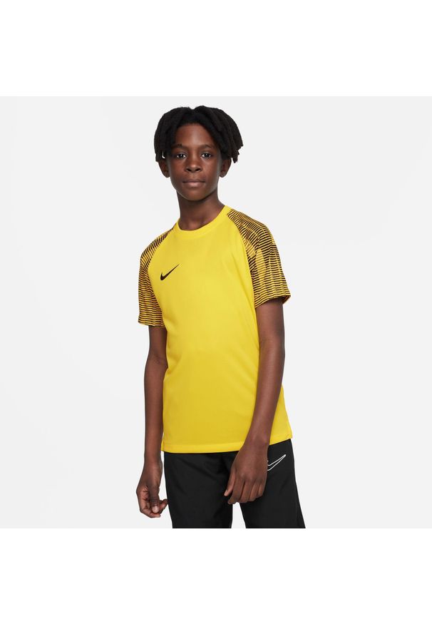 Koszulka treningowa chłopięca Nike Academy Junior. Kolor: żółty. Materiał: poliester. Długość rękawa: krótki rękaw. Długość: krótkie