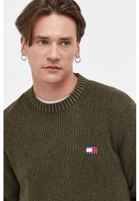 Tommy Jeans sweter bawełniany kolor zielony. Kolor: zielony. Materiał: bawełna. Wzór: aplikacja. Styl: klasyczny #5