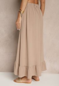 Renee - Ciemnobeżowa Spódnica z Przedłużonym Tyłem Zdobiona Falbanami i Guzikami Maleira. Okazja: na co dzień. Kolor: beżowy. Wzór: aplikacja. Styl: boho, elegancki, casual