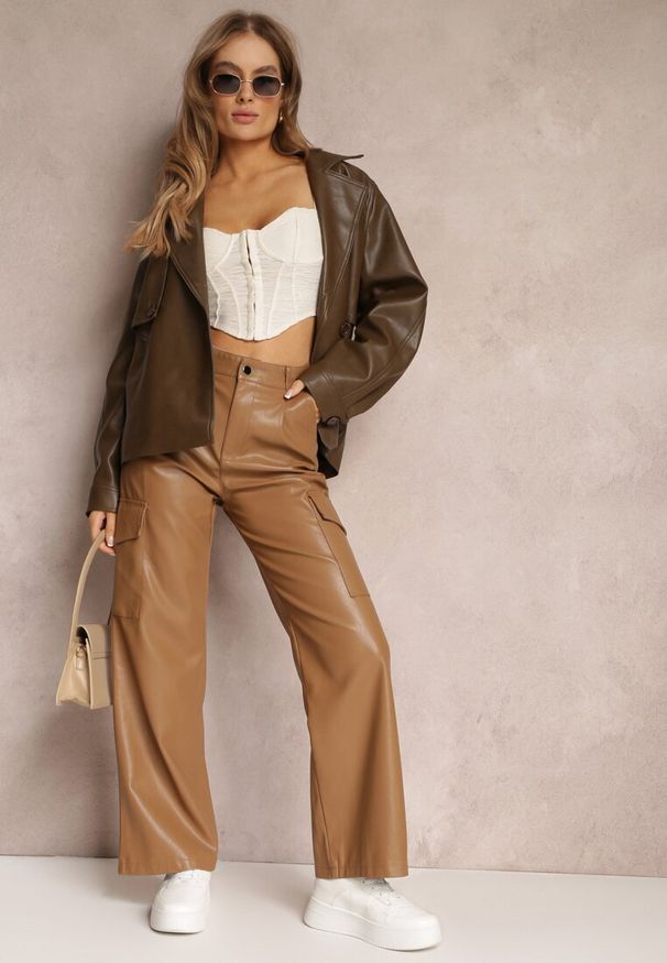 Renee - Brązowe Szerokie Spodnie z Wysokim Stanem z Imitacji Skóry Alymia. Stan: podwyższony. Kolor: brązowy. Materiał: skóra. Styl: klasyczny, sportowy