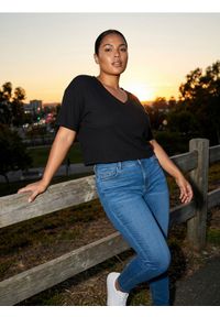 Sinsay - Bawełniana koszulka z dekoltem V Plus Size - czarny. Kolekcja: plus size. Kolor: czarny. Materiał: bawełna #1