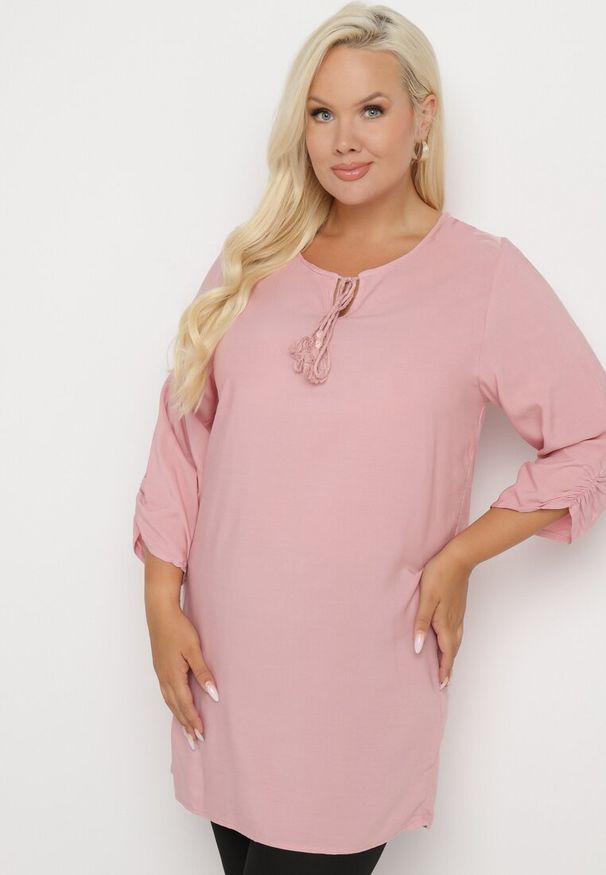 Born2be - Różowa Wiązana Tunika Ozdobiona Troczkami Eviras. Okazja: na co dzień. Kolor: różowy. Materiał: jeans, skóra. Wzór: aplikacja. Styl: elegancki, casual