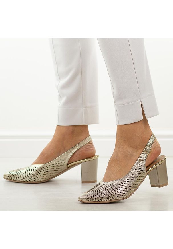 DEONI - Złote C skórzane Polskie czółenka damskie Deoni D136A. Okazja: na co dzień, na imprezę. Kolor: złoty. Szerokość cholewki: normalna. Wzór: ażurowy, aplikacja. Materiał: skóra. Sezon: wiosna, lato. Obcas: na obcasie. Styl: casual, elegancki, klasyczny, wizytowy. Wysokość obcasa: średni