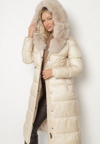 Born2be - Beżowa Długa Kurtka Puchowa z Pikowanymi Przeszyciami i Kapturem z Futrem Zevea. Okazja: na spacer, na co dzień. Kolor: beżowy. Materiał: futro, puch. Długość: długie. Styl: casual, elegancki #7