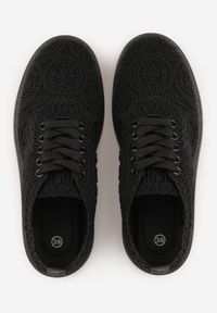 Renee - Czarne Sneakersy Boho na Platformie Zdobione Plecionym Wzorem Abilama. Kolor: czarny. Materiał: jeans, zamsz. Szerokość cholewki: normalna. Wzór: aplikacja. Obcas: na platformie #5