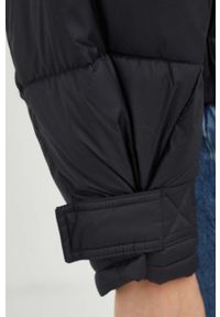 Levi's® - Levi's kurtka damska kolor czarny zimowa oversize. Okazja: na spotkanie biznesowe. Kolor: czarny. Materiał: puch. Długość: krótkie. Sezon: zima. Styl: biznesowy #7