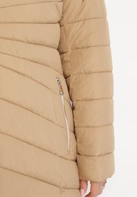 Born2be - Beżowa Długa Kurtka z Ukośnym Pikowaniem i Odpinanym Kapturem Nellana. Kolor: beżowy. Długość: długie #3