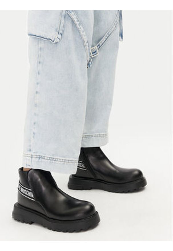 Love Moschino - LOVE MOSCHINO Botki JA21024G1LIA0000 Czarny. Kolor: czarny. Materiał: skóra