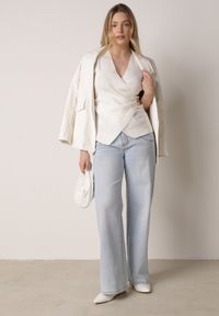 Born2be - Biała Bluzka z Wiskozą Kopertowym Dekoltem i Metalową Klamrą z Boku Sanviel. Kolor: biały. Materiał: wiskoza #3
