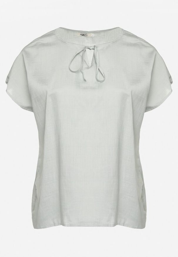 Born2be - Jasnozielona Bluzka z Wiskozą Wiązana przy Dekolcie Dovarelle. Okazja: na co dzień. Kolekcja: plus size. Kolor: zielony. Materiał: wiskoza. Długość rękawa: krótki rękaw. Długość: krótkie. Styl: elegancki, casual