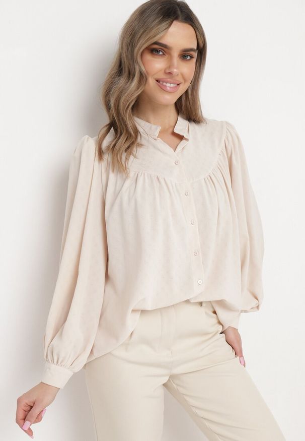 Born2be - Jasnobeżowa Koszula ze Stójką z Lekko Bufiastymi Rękawami Himastia. Typ kołnierza: kołnierzyk stójkowy. Kolor: beżowy. Materiał: jeans. Styl: elegancki, klasyczny
