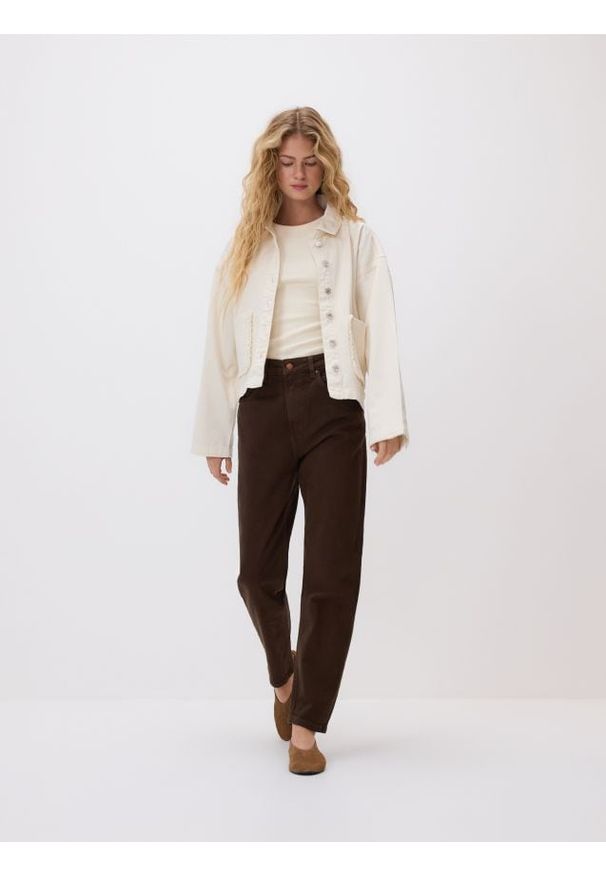 Reserved - Jeansy mom fit - brązowy. Kolor: brązowy