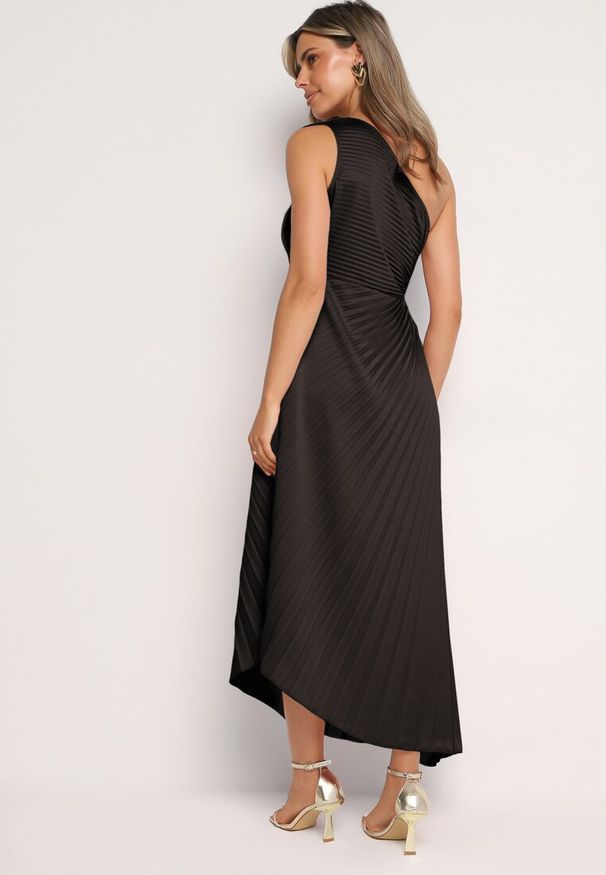 Born2be - Czarna Plisowana Sukienka o Asymetrycznym Kroju z Wycięciem i Broszką w Kształcie Kwiatu Lavimas. Okazja: na imprezę. Kolor: czarny. Wzór: kwiaty. Typ sukienki: asymetryczne. Styl: elegancki, wizytowy