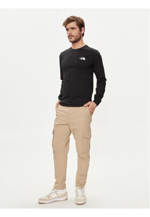 The North Face Longsleeve Redbox NF0A87NN Czarny Regular Fit. Kolor: czarny. Materiał: bawełna. Długość rękawa: długi rękaw