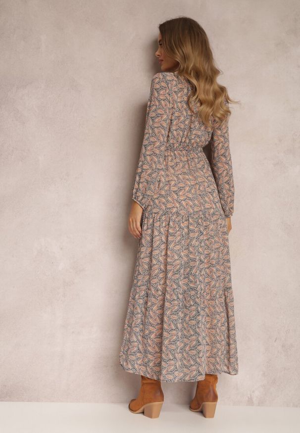 Renee - Beżowo-Granatowa Sukienka Maxi Boho Edei. Typ kołnierza: dekolt w kształcie V. Kolor: beżowy. Materiał: materiał, tkanina. Długość rękawa: długi rękaw. Typ sukienki: kopertowe. Styl: boho. Długość: maxi