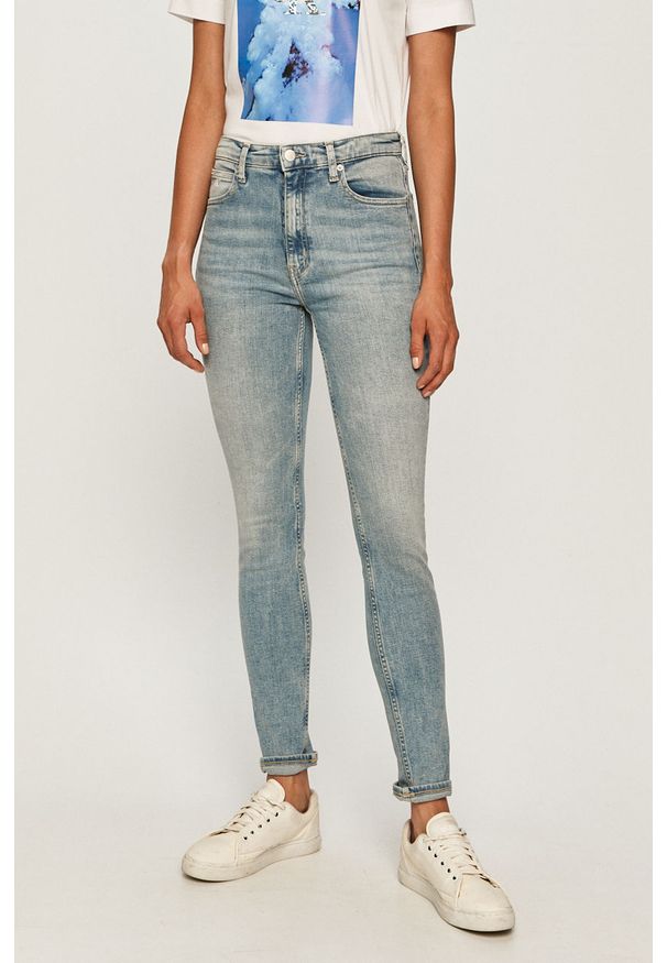 Calvin Klein Jeans - Jeansy CKJ 010. Stan: podwyższony. Kolor: niebieski. Materiał: bawełna, poliester, denim, elastan