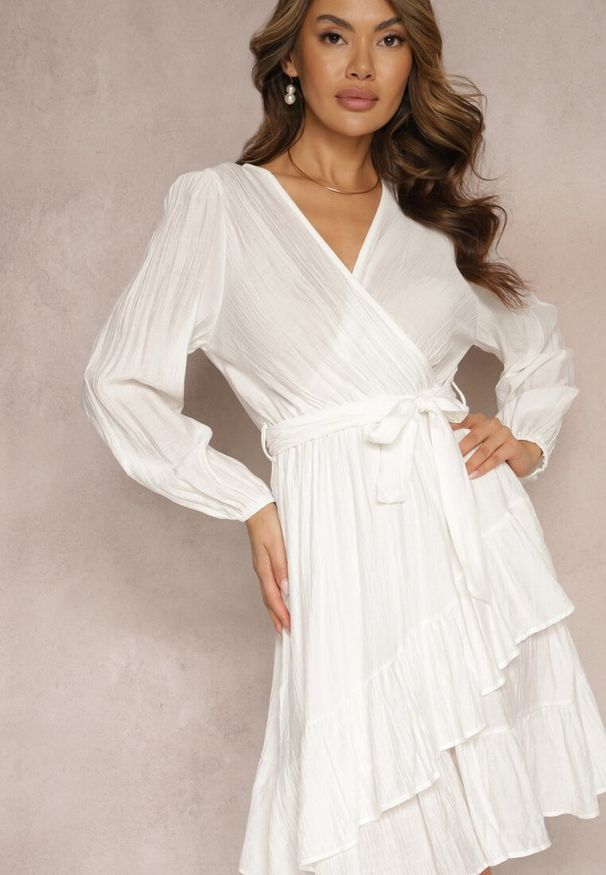 Renee - Biała Rozkloszowana Sukienka Midi z Paskiem w Talii i Kopertowym Dekoltem Gemiora. Kolor: biały. Materiał: materiał. Typ sukienki: kopertowe. Długość: midi