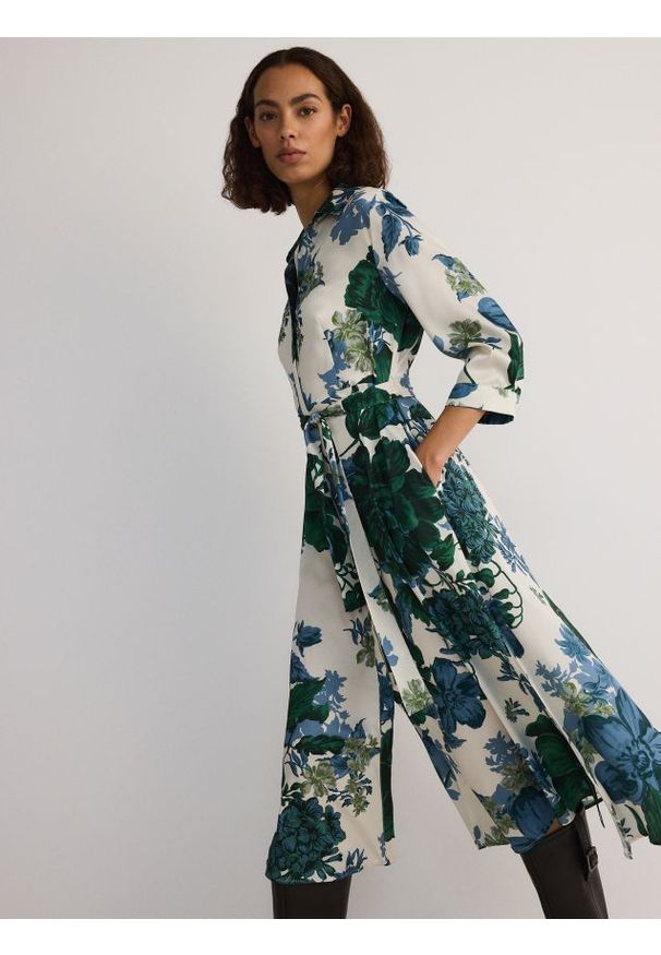 Reserved - Koszulowa sukienka midi - wielobarwny. Materiał: tkanina. Typ sukienki: koszulowe. Długość: midi