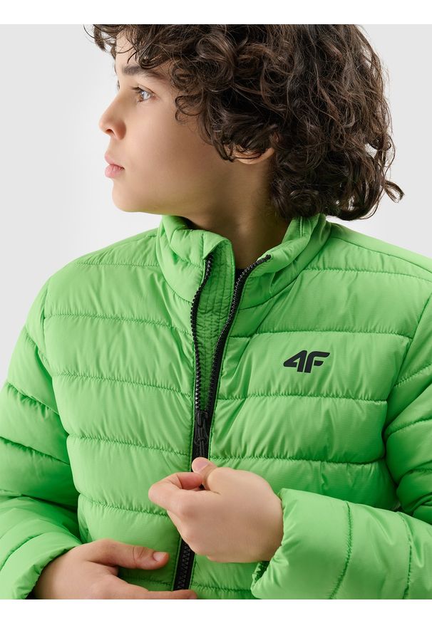 4f - 4F Kurtka puchowa z wypełnieniem syntetycznym chłopięca - zielona 158 (12-13 lat). Okazja: na co dzień. Typ kołnierza: kołnierzyk stójkowy. Kolor: zielony. Materiał: syntetyk, puch. Sezon: lato. Styl: klasyczny, casual, sportowy