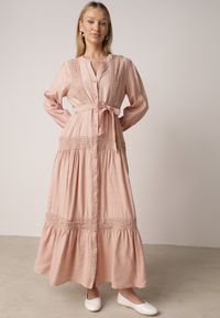 Born2be - Jasnoróżowa Rozkloszowana Sukienka z Wiskozy z Wiązanym Paskiem i Koronką Reivoria. Okazja: na spacer, na co dzień. Typ kołnierza: dekolt w kształcie V. Kolor: różowy. Materiał: wiskoza, koronka. Długość rękawa: długi rękaw. Wzór: koronka. Styl: casual, klasyczny #3