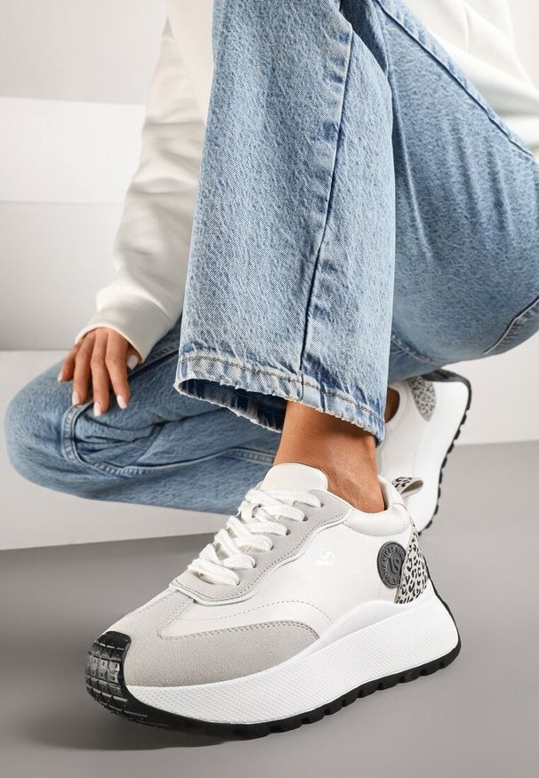 Born2be - Białe Sneakersy Vices na Grubej Podeszwie z Motywem Panterki i Naszywką Selarisa. Okazja: na co dzień. Kolor: biały. Materiał: jeans. Wzór: aplikacja, motyw zwierzęcy