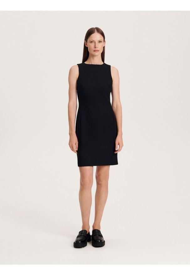 Reserved - Dopasowana sukienka mini - czarny. Kolor: czarny. Materiał: tkanina, wiskoza. Wzór: gładki. Długość: mini