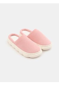 Sinsay - Wsuwane kapcie z miękką cholewką - różowy. Zapięcie: bez zapięcia. Kolor: różowy. Szerokość cholewki: normalna #1