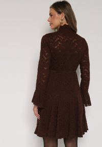 Born2be - Brązowa Koronkowa Sukienka z Wiązaniem Półgolfem i Falbankami Alnefera. Okazja: na co dzień. Typ kołnierza: kołnierz z falbankami. Kolor: brązowy. Materiał: koronka. Długość rękawa: na ramiączkach. Styl: klasyczny, casual #4