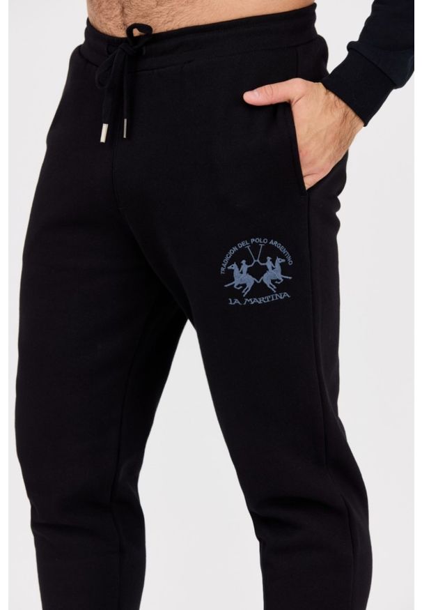 La Martina - LA MARTINA Czarne spodnie dresowe męskie z dużym logo, Rozmiar XL. Kolor: czarny. Materiał: dresówka