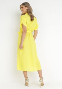 Born2be - Żółta Koszulowa Sukienka Midi z Gumką w Talii i Materiałowym Paskiem z Wiskozy Skeisa. Kolor: żółty. Materiał: materiał, wiskoza. Typ sukienki: koszulowe. Długość: midi #2