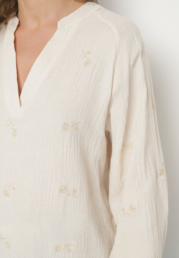 Born2be - Jasnobeżowa Bawełniana Bluzka z Dekoltem w Serek Zdobiona Delikatnym Haftem Liserena. Okazja: na co dzień. Typ kołnierza: dekolt w serek. Kolor: beżowy. Materiał: bawełna. Długość rękawa: długi rękaw. Długość: długie. Wzór: aplikacja, haft. Styl: casual, elegancki