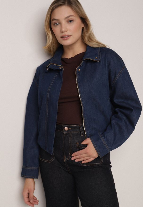 Born2be - Ciemnoniebieska Jeansowa Kurtka Przejściowa z Bawełny o Kroju Bombki z Kołnierzykiem Jotima. Okazja: na randkę, na co dzień. Kolor: niebieski. Materiał: jeans, bawełna. Styl: elegancki, casual