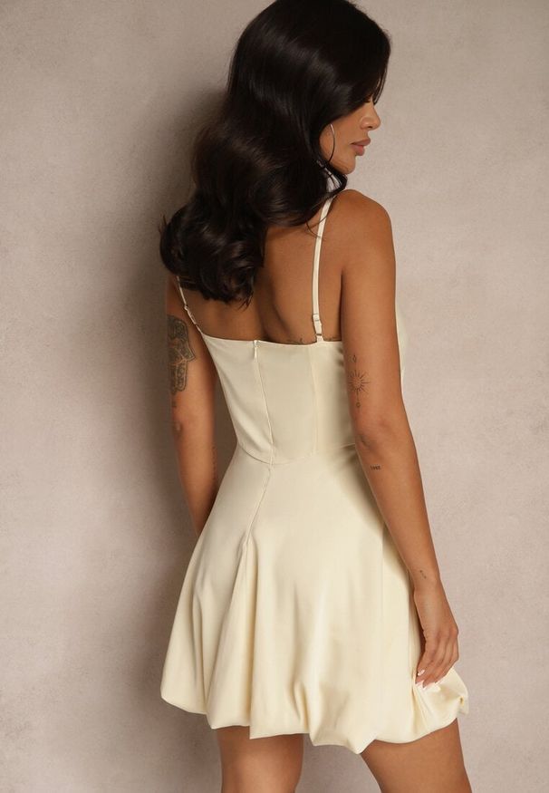 Renee - Żółta Sukienka Vices na Ramiączkach w Stylu Balloon Foloriela. Okazja: na co dzień, na imprezę. Typ kołnierza: dekolt kwadratowy. Kolor: żółty. Materiał: jeans. Długość rękawa: na ramiączkach. Typ sukienki: rozkloszowane. Styl: casual, elegancki