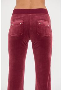Juicy Couture - JUICY COUTURE Bordowe spodnie dresowe Del Ray Pocket Pant. Kolor: czerwony. Materiał: dresówka